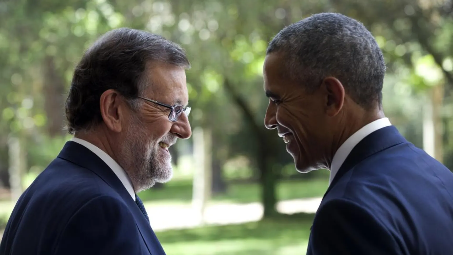 El presidente del Gobierno en funciones, Mariano Rajoy (i), ha obsequido un jamón al presidente de los EEUU, Barack Obama