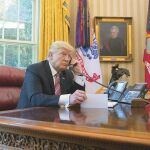 El presidente Donald Trump, conversa por teléfono con el nuevo primer ministro irlandés, Leo Varadkar