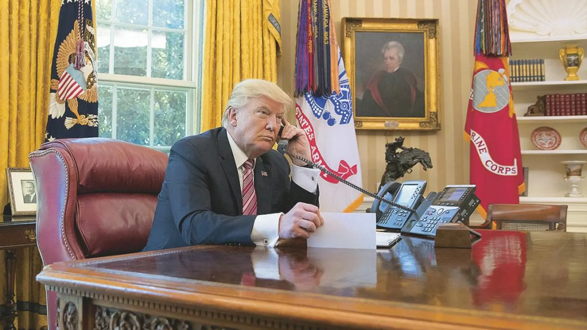 El presidente Donald Trump, conversa por teléfono con el nuevo primer ministro irlandés, Leo Varadkar
