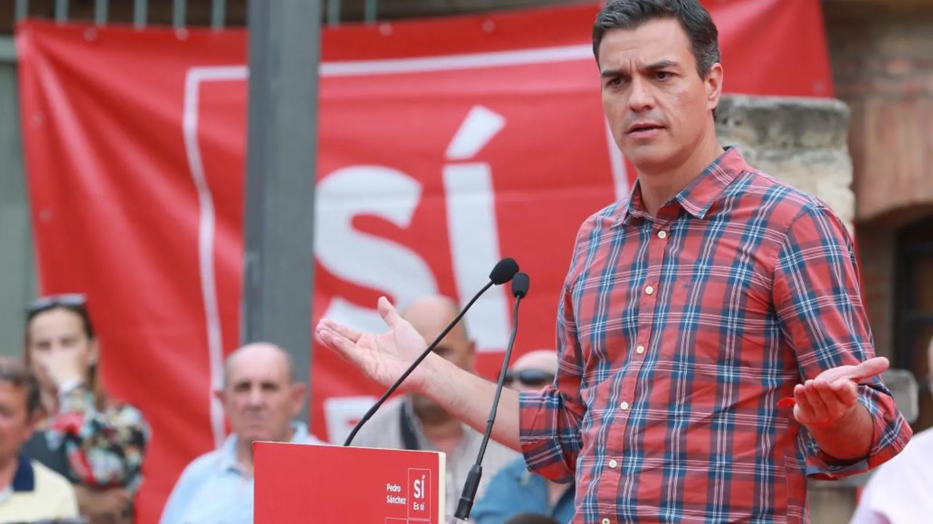 El candidato a la Secretaría general del PSOE, Pedro Sánchez, durante su intervención en un acto de campaña con militantes del partido en Zaragoza