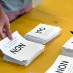 Papeletas de voto en un centro electoral de Nueva Caledonia/AP
