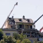 Los bomberos trabajan en las ruinas del Hotel Roma, donde se han hallado nuevos cadáveres.