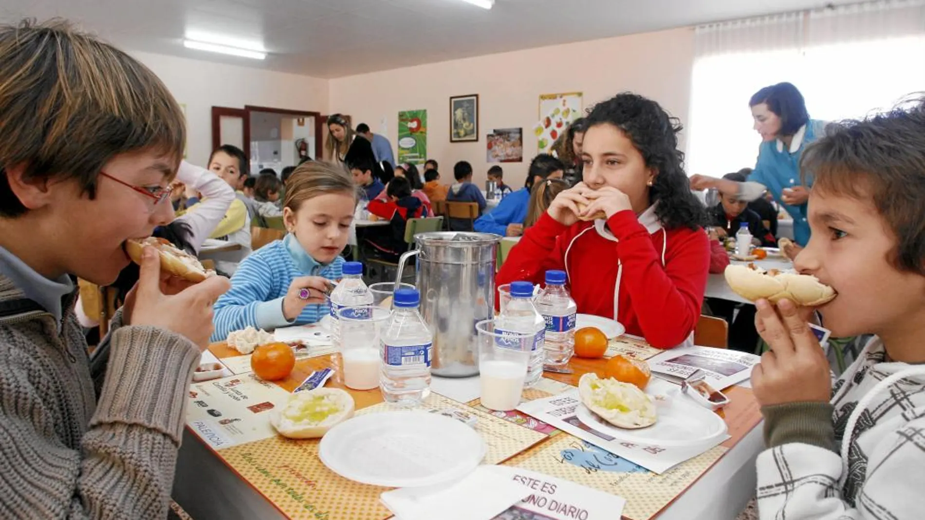 Desayunos en el comedor del Colegio Público San Agustín del municipio palentino de Fuentes de Nava.