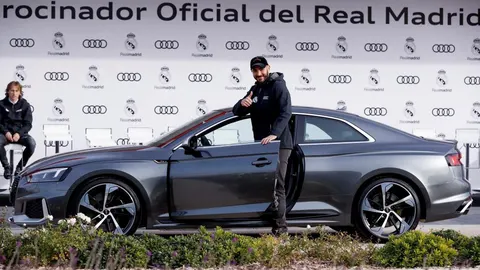El delantero francés del Real Madrid Karim Benzema, con su nuevo coche