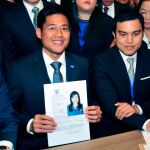 El líder del Partido Thai Raksa Chart, Preechapol Pongpanich (c), muestra un documento en el que se postula a la Princesa Ubolratana Mahidol como candidata a primera ministra.