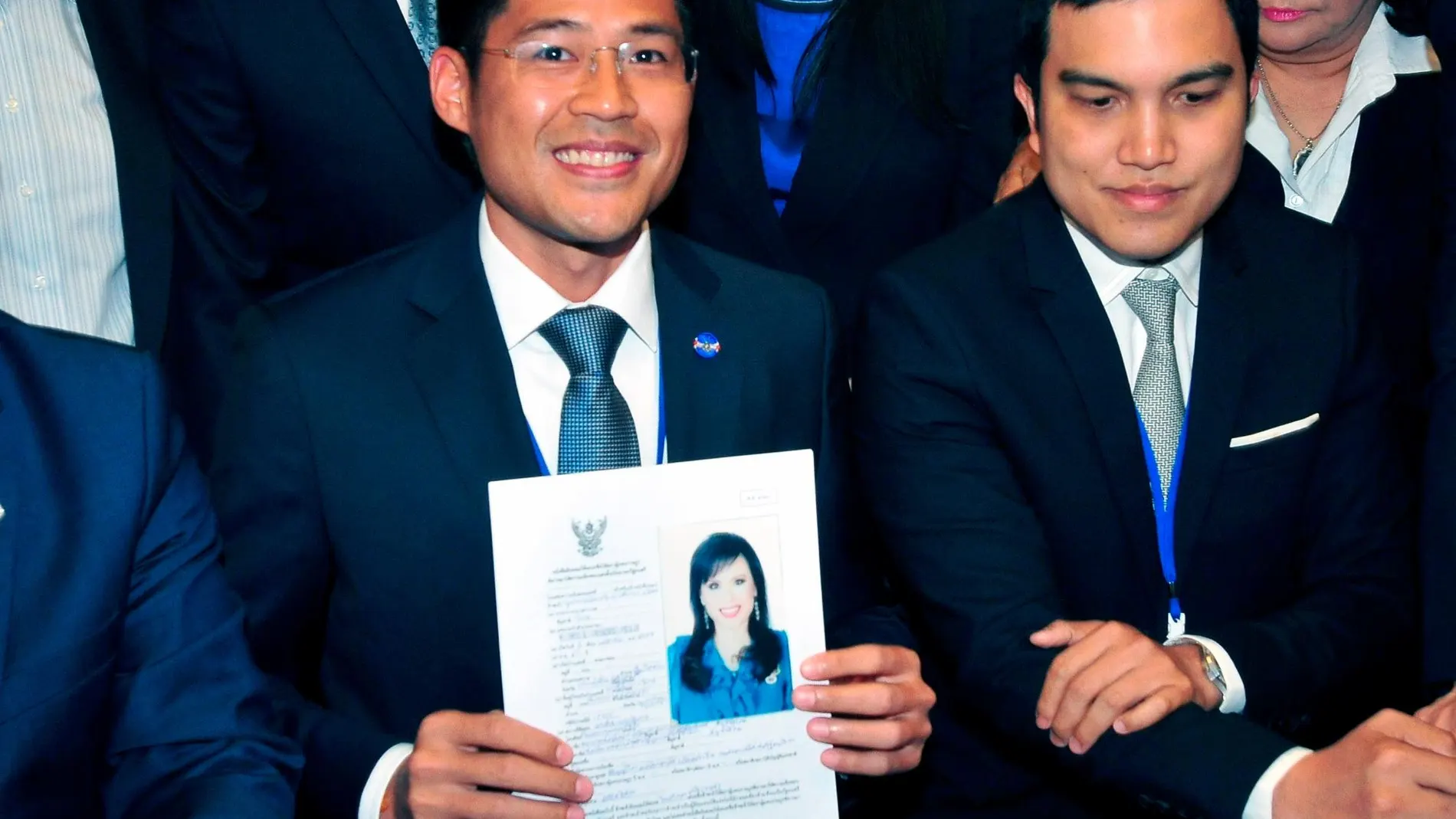 El líder del Partido Thai Raksa Chart, Preechapol Pongpanich (c), muestra un documento en el que se postula a la Princesa Ubolratana Mahidol como candidata a primera ministra.
