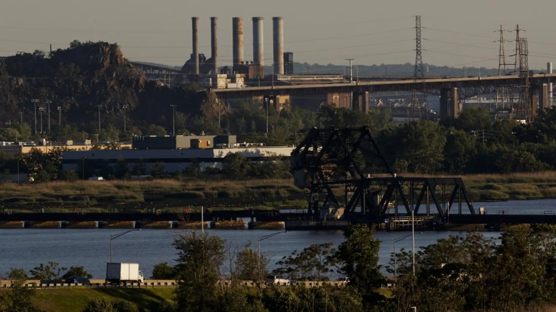 Vista de una planta de energía en East Rutherford, Nueva Jersey (Estados Unidos)
