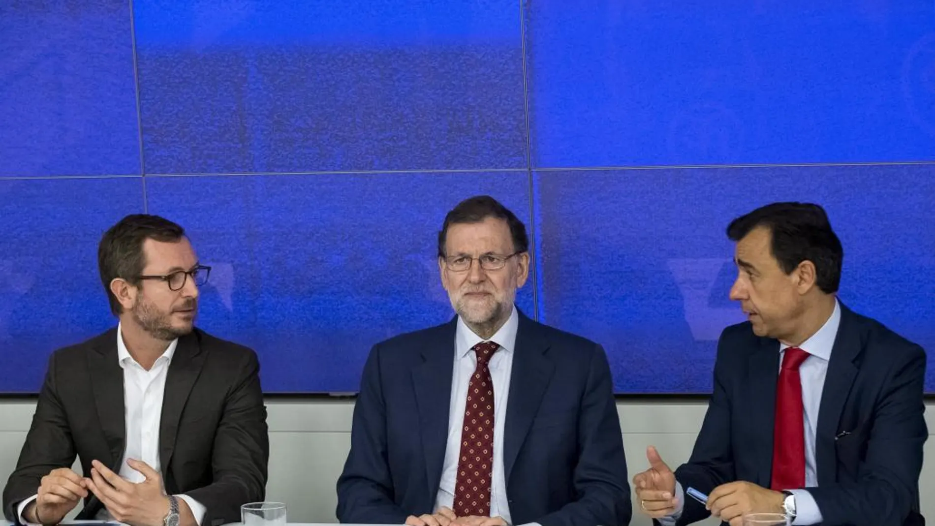 El vicesecretario general de Acción Sectorial del Partido Popular, Javier Maroto (i), el presidente del Gobierno, Mariano Rajoy (c), y el vicesecretario general de Organización del Partido Popular, Fernández Martínez Maillo (d)