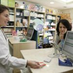 Una farmacéutica prepara los medicamentos de una receta electrónica