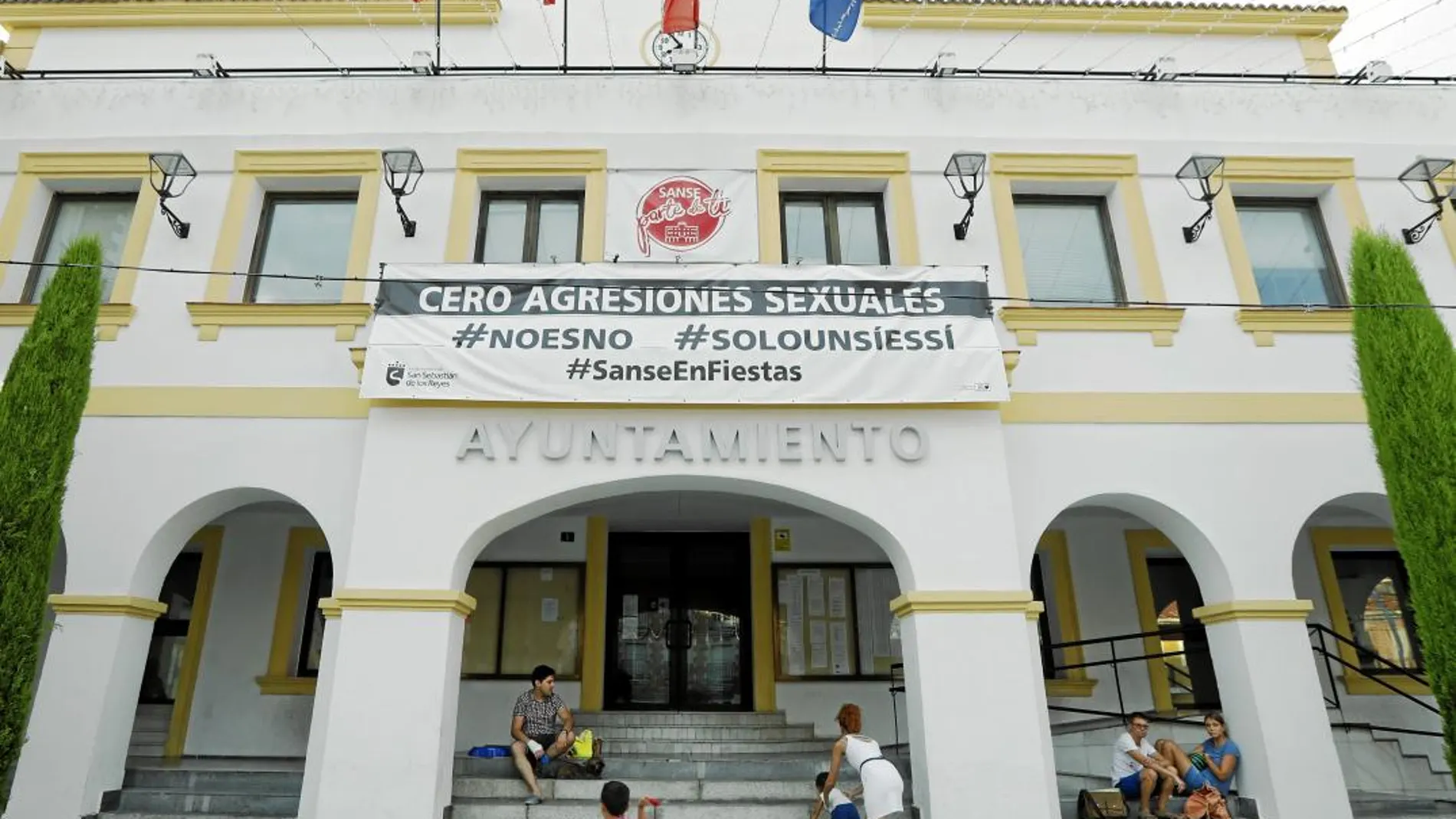 No hay arco de seguridad ni un agente asignado a la entrada del Consistorio de Sanse. Foto: Jesús G. Feria