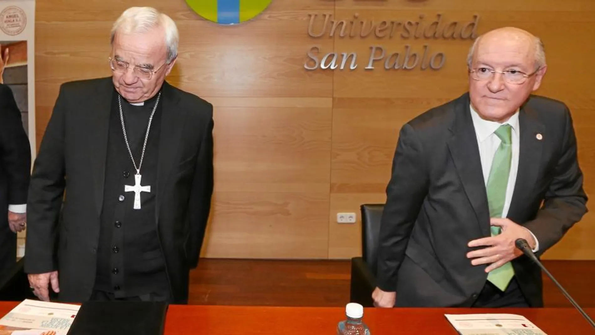 El nuncio apostólico en España Renzo Fratini, junto a Carlos Romero, presidente de la ACdP y del CEU