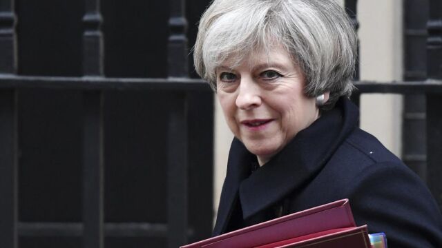 La primera ministra británica, Theresa May, sale del 10 de Downing Street en Londres (Reino Unido) hoy, 8 de febrero de 2017