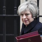 La primera ministra británica, Theresa May, sale del 10 de Downing Street en Londres (Reino Unido) hoy, 8 de febrero de 2017