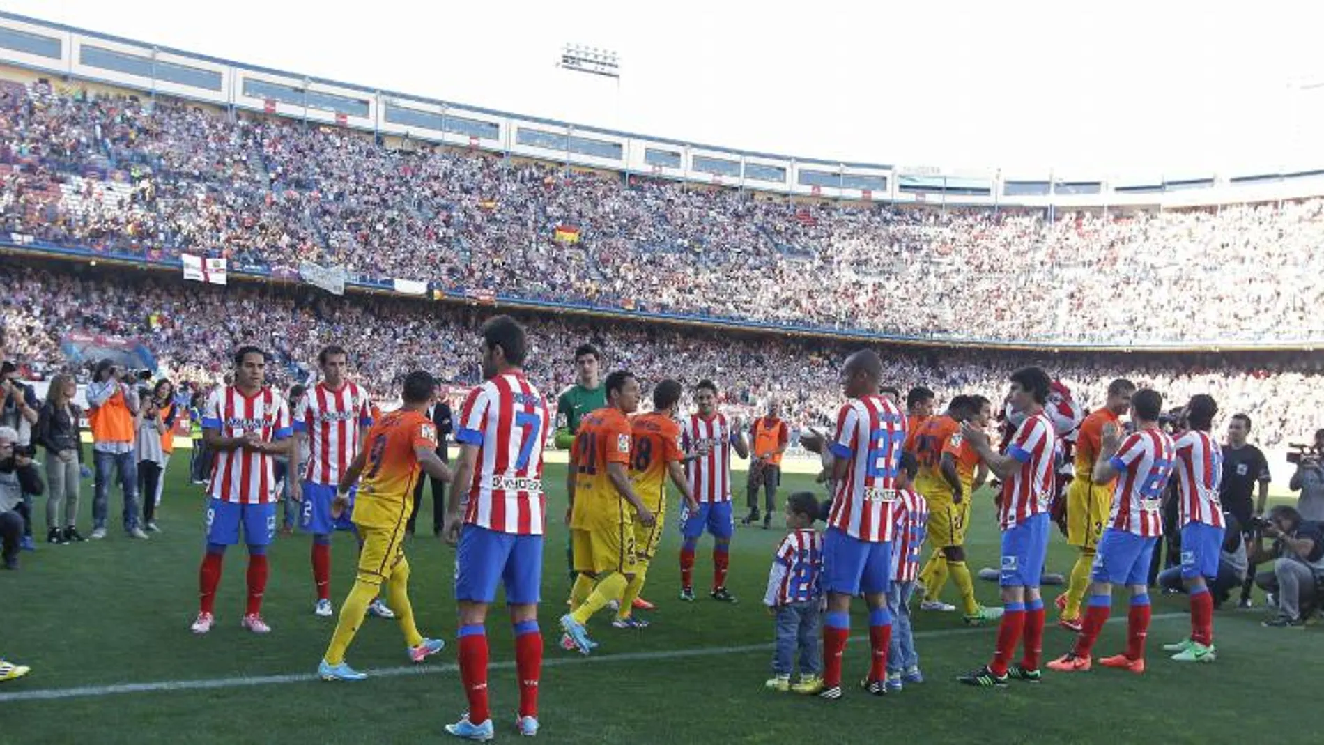 Los jugadores del Atlético de Madrid hacen pasillo a los del Barcelona por ser campeón en 2019