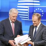 Michel Barnier, negociador jefe de la UE para el Brexit, y Donald Tusk, presidente del Consejo, sostienen el borrador del acuerdo