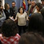 La vicepresidenta del Gobierno en funciones, Soraya Sáenz de Santamaría, conversa con los periodistas tras la rueda de prensa que ofreció hoy en el Palacio de La Moncloa