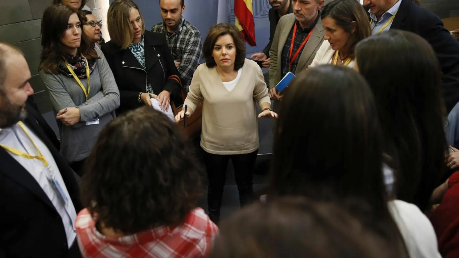 La vicepresidenta del Gobierno en funciones, Soraya Sáenz de Santamaría, conversa con los periodistas tras la rueda de prensa que ofreció hoy en el Palacio de La Moncloa