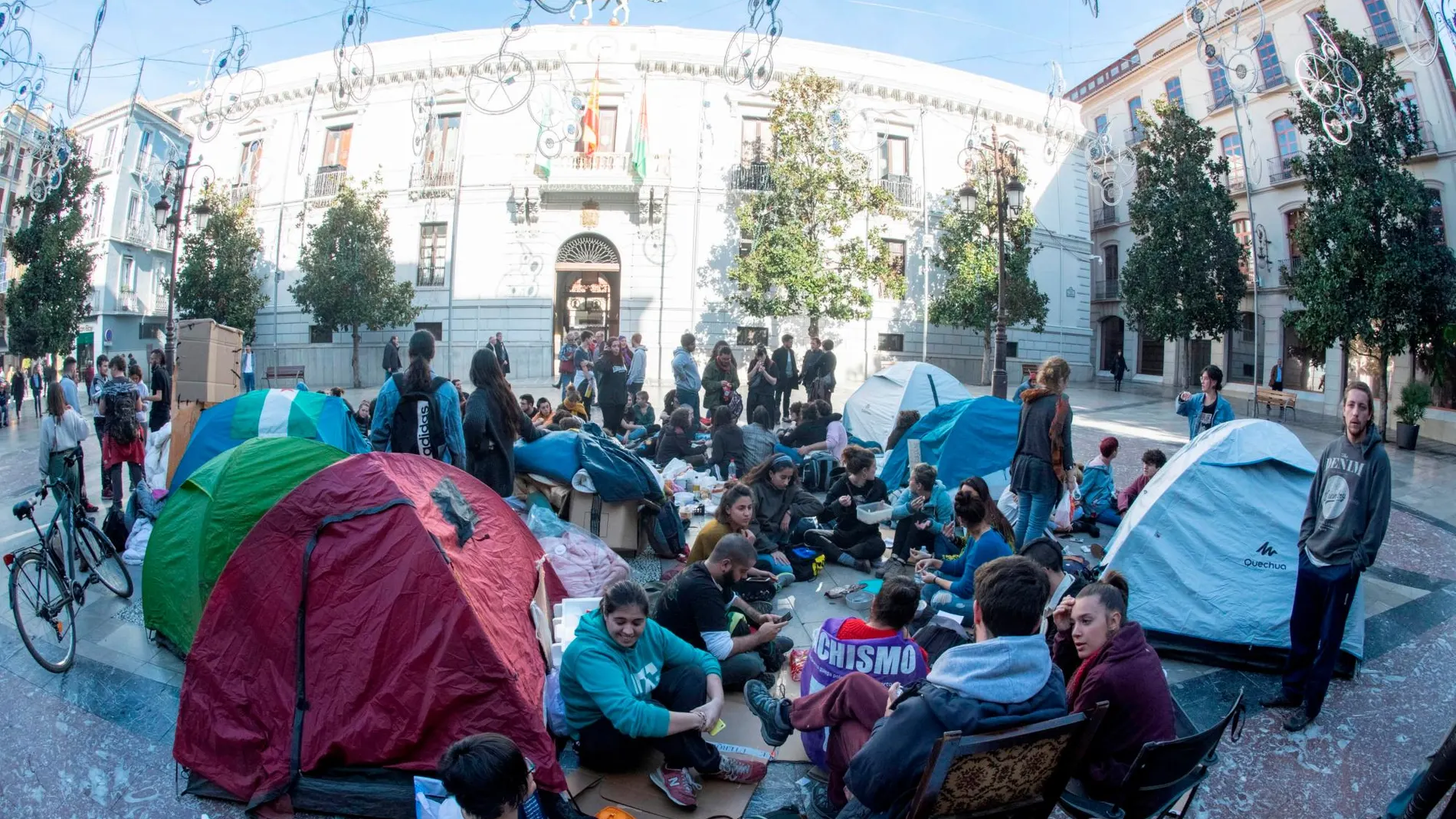 Varias decenas de personas iniciaron ayer una acampada en la céntrica plaza del Carmen de Granada / Foto: Efe