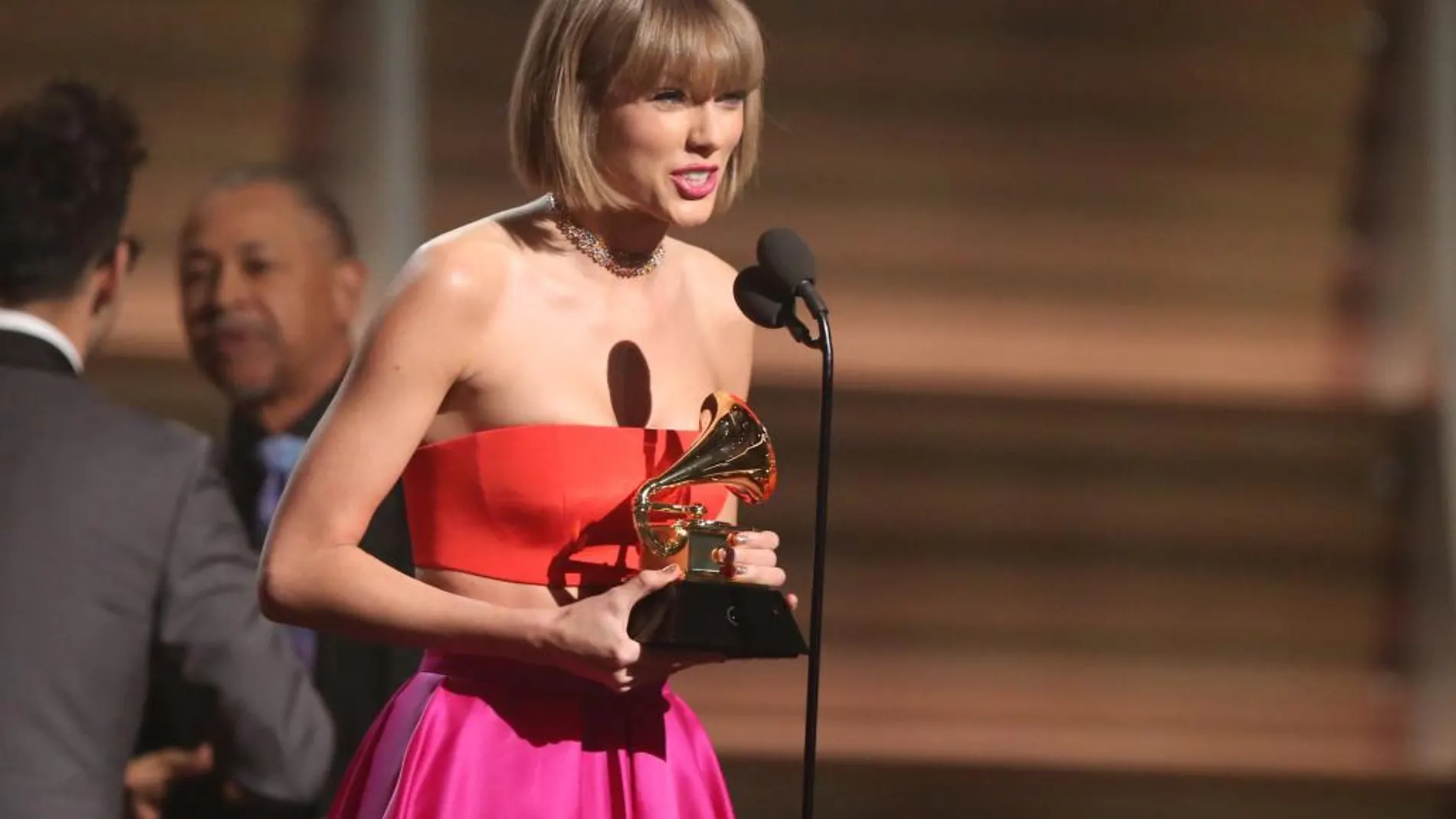 Taylor Swift recibe el grammy al mejor álbum