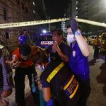 Un hombre recibe atención médica tras ser evacuado del complejo Resorts World Manila Hotel and Casino
