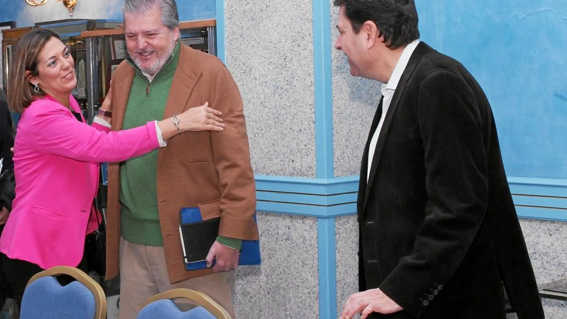 El ministro Méndez de Vigo junto a Milagros Marcos y Carlos Fernández Carriedo