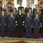 El rey Felipe VI ha recibido hoy en audiencia en el Palacio Real a un grupo de coroneles y capitanes de navío de las Fuerzas Armadas.