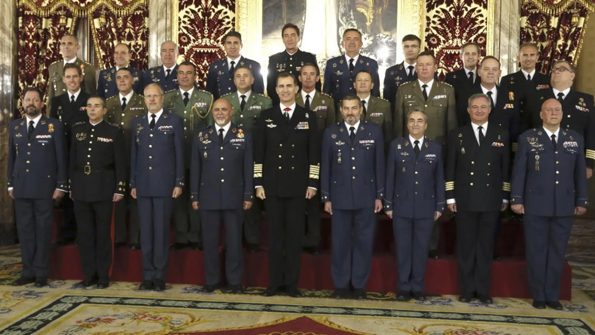 El rey Felipe VI ha recibido hoy en audiencia en el Palacio Real a un grupo de coroneles y capitanes de navío de las Fuerzas Armadas.