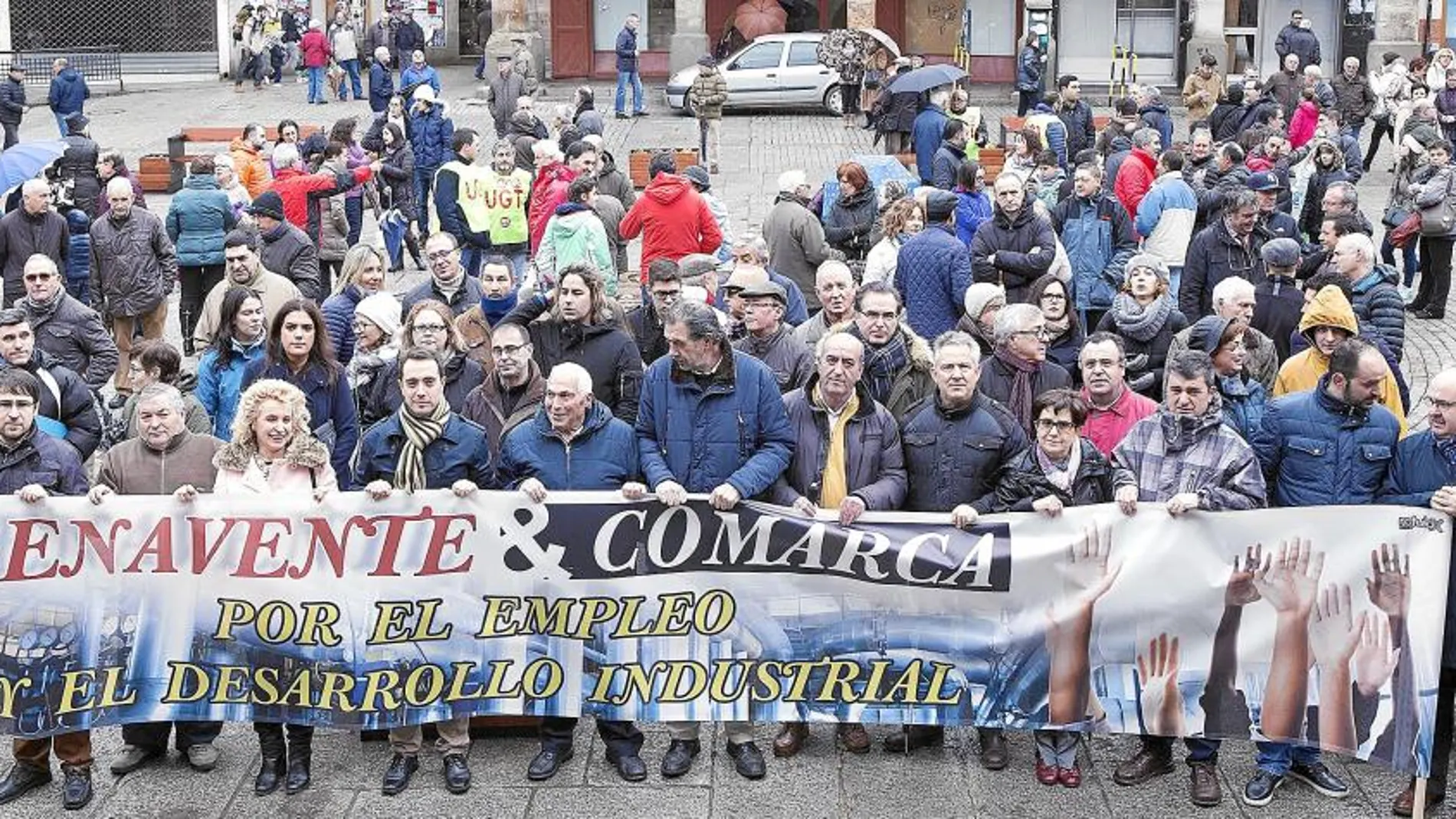 Cientos de personas se concentraron en la Plaza Mayor de Benavente para demandar más apoyo a la comarca.