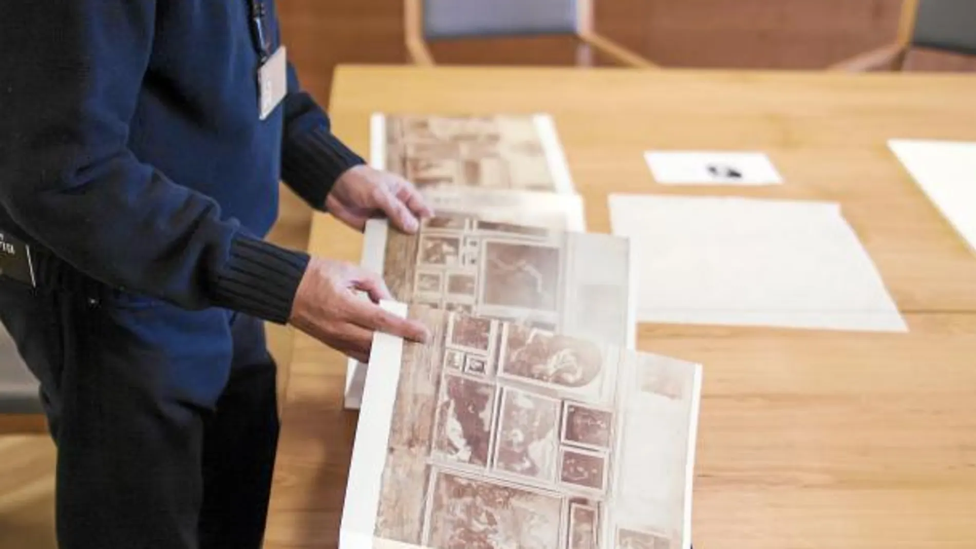 Matilla muestra una reproducción del grafoscopio, una obra que desearían tener muchos museos del planeta