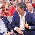 Pedro Sánchez bromea con Luis Tudanca en presencia de Óscar Puente y Ana Sánchez, durante el mitin
