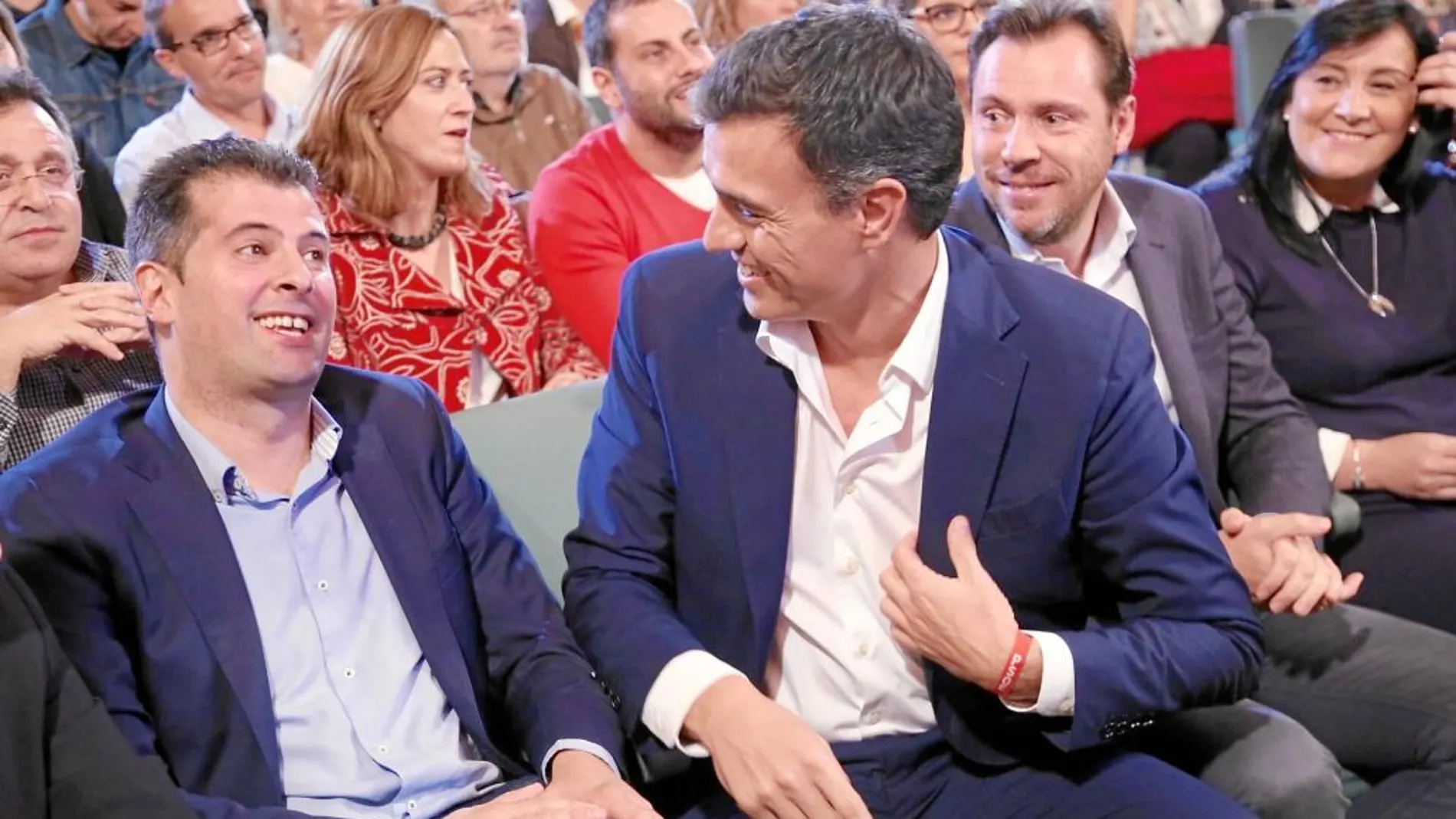 Pedro Sánchez bromea con Luis Tudanca en presencia de Óscar Puente y Ana Sánchez, durante el mitin