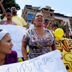 Una mujer venezolana protesta contra el Gobierno, a las puertas de la Asamblea Nacional en Caracas