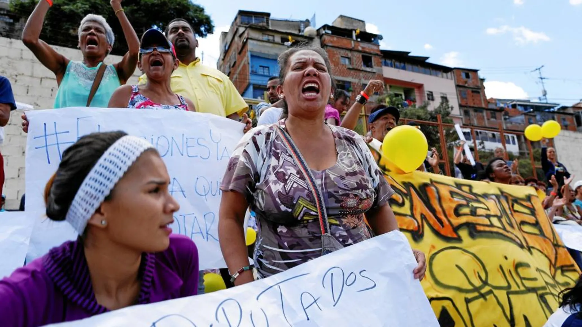Una mujer venezolana protesta contra el Gobierno, a las puertas de la Asamblea Nacional en Caracas