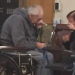 Wolfram Gottschalk, de 83 años, y su esposa Anita Gottschalk, de 81, repiten esta escena cada vez que se ven