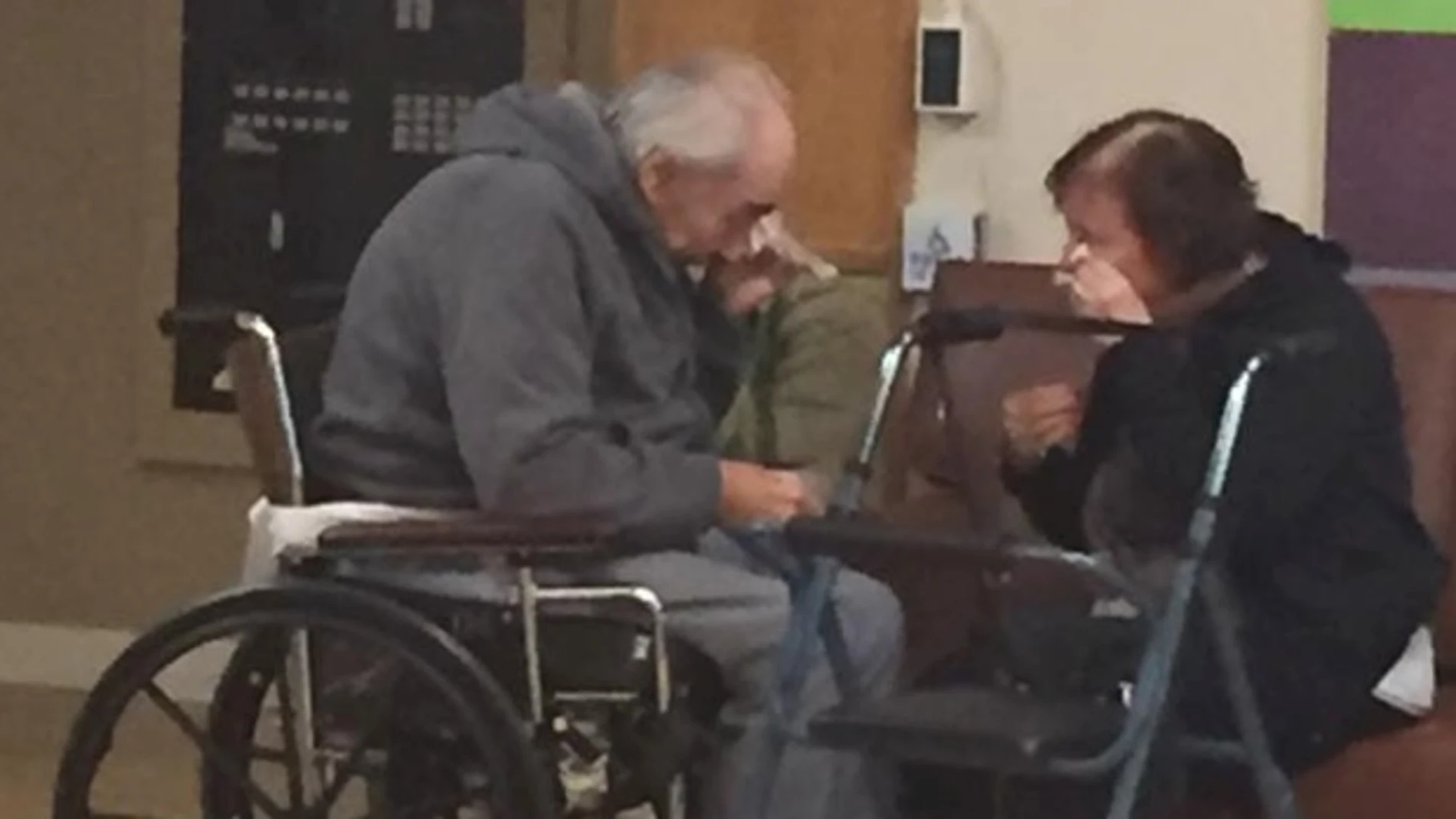 Wolfram Gottschalk, de 83 años, y su esposa Anita Gottschalk, de 81, repiten esta escena cada vez que se ven