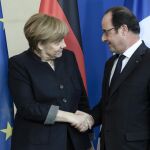 La canciller alemana, Angela Merkel, estrecha la mano del presidente francés, François Hollande, tras una rueda de prensa conjunta