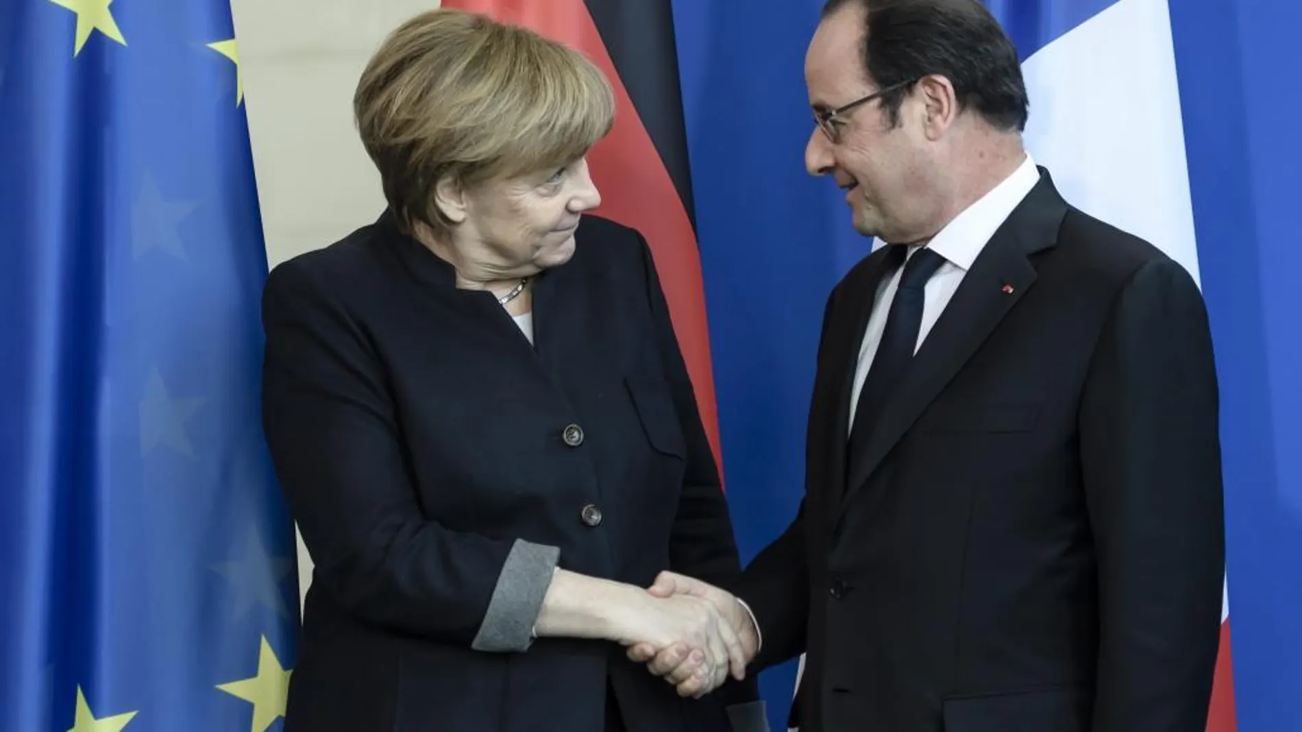 La canciller alemana, Angela Merkel, estrecha la mano del presidente francés, François Hollande, tras una rueda de prensa conjunta