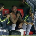 El defensa del Real Madrid Sergio Ramos, en el banquillo tras lesionarse en la jugada del gol ante el Sevilla