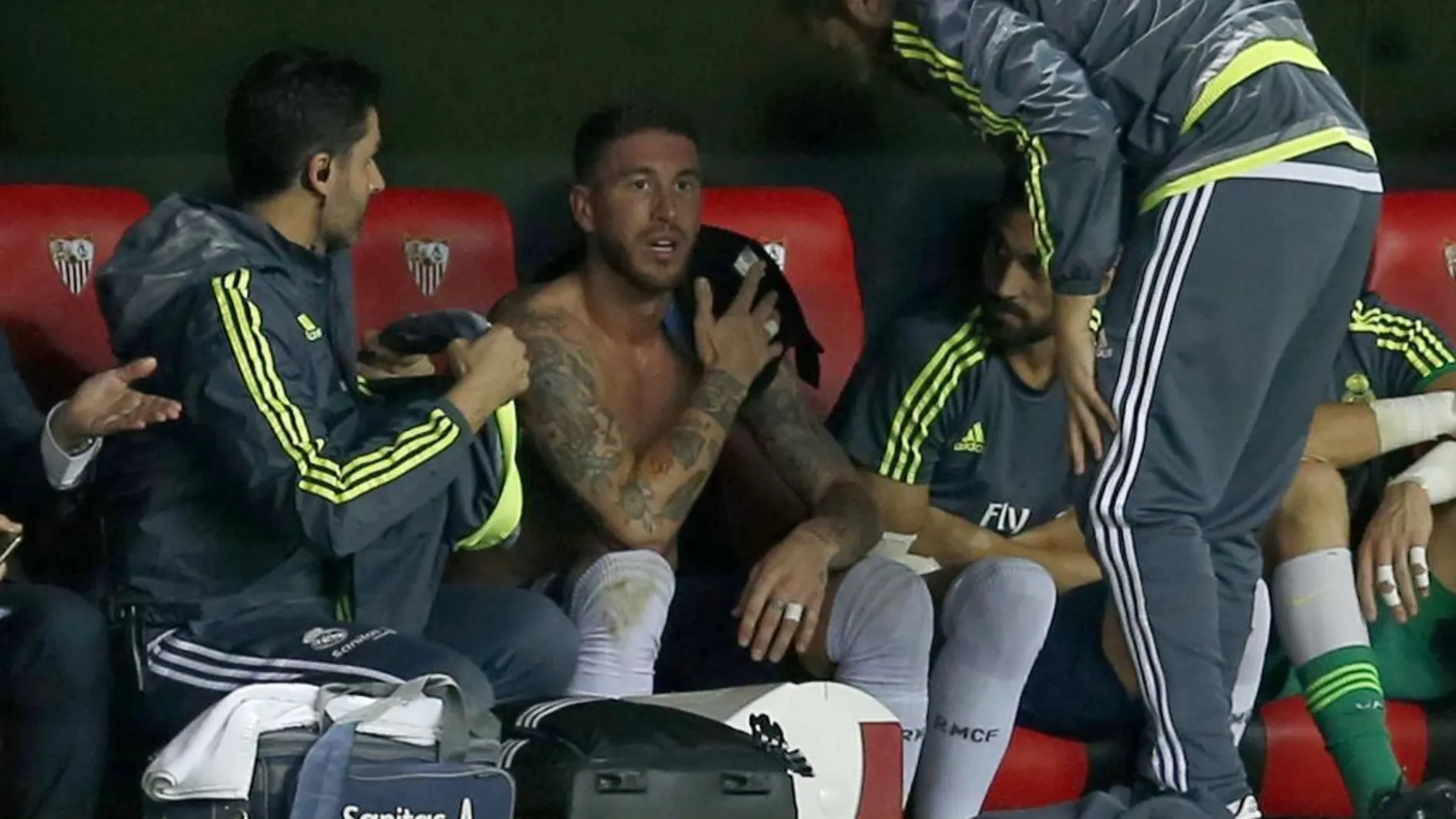 El defensa del Real Madrid Sergio Ramos, en el banquillo tras lesionarse en la jugada del gol ante el Sevilla