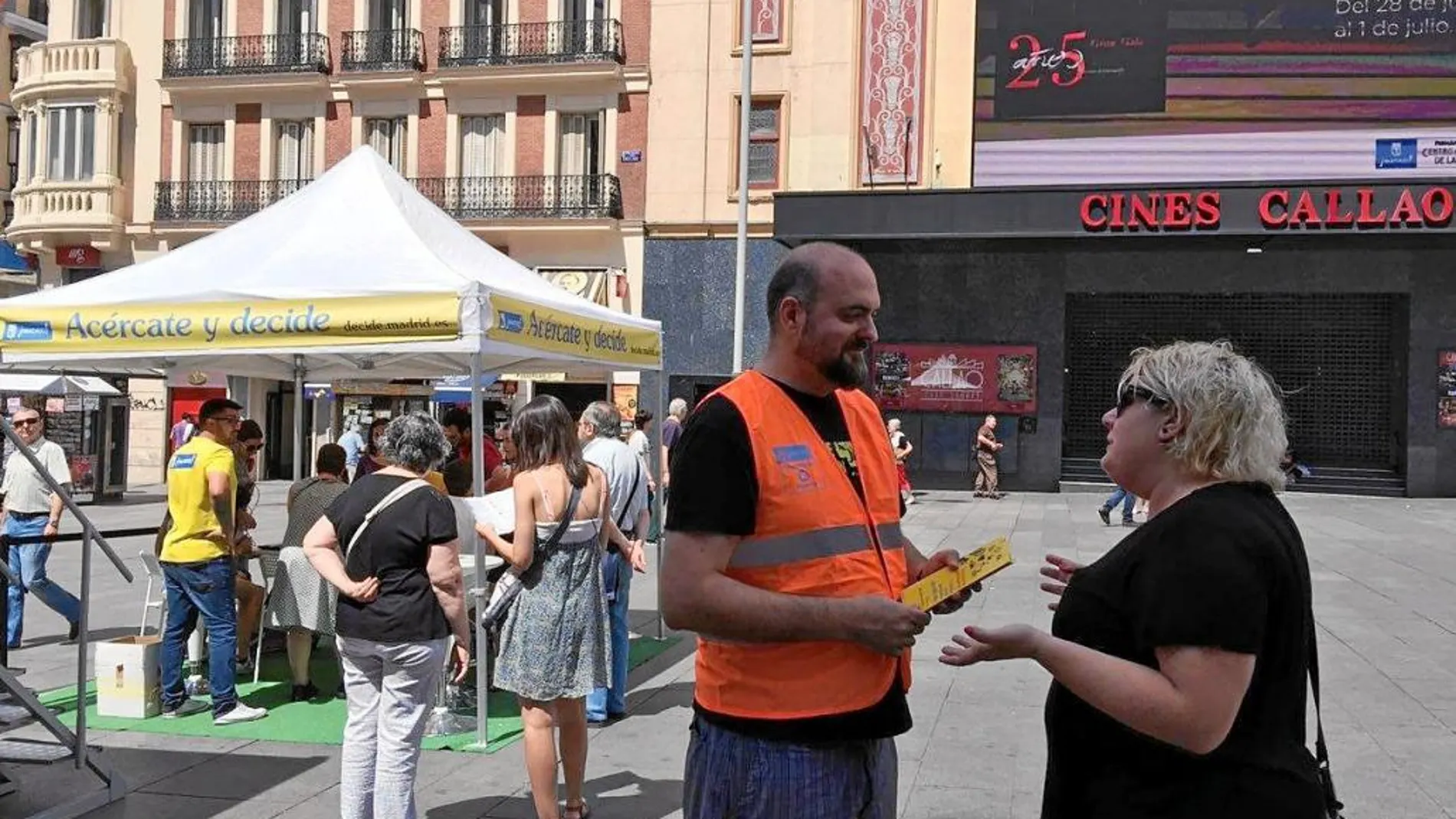 La campaña publicitaria de «Madrid Decide» llevó una caravana informativa a todos los distritos. En la imagen, en la plaza de Callao