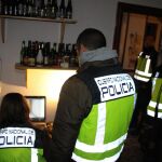 La Policía Nacional en una de las viviendas registradas