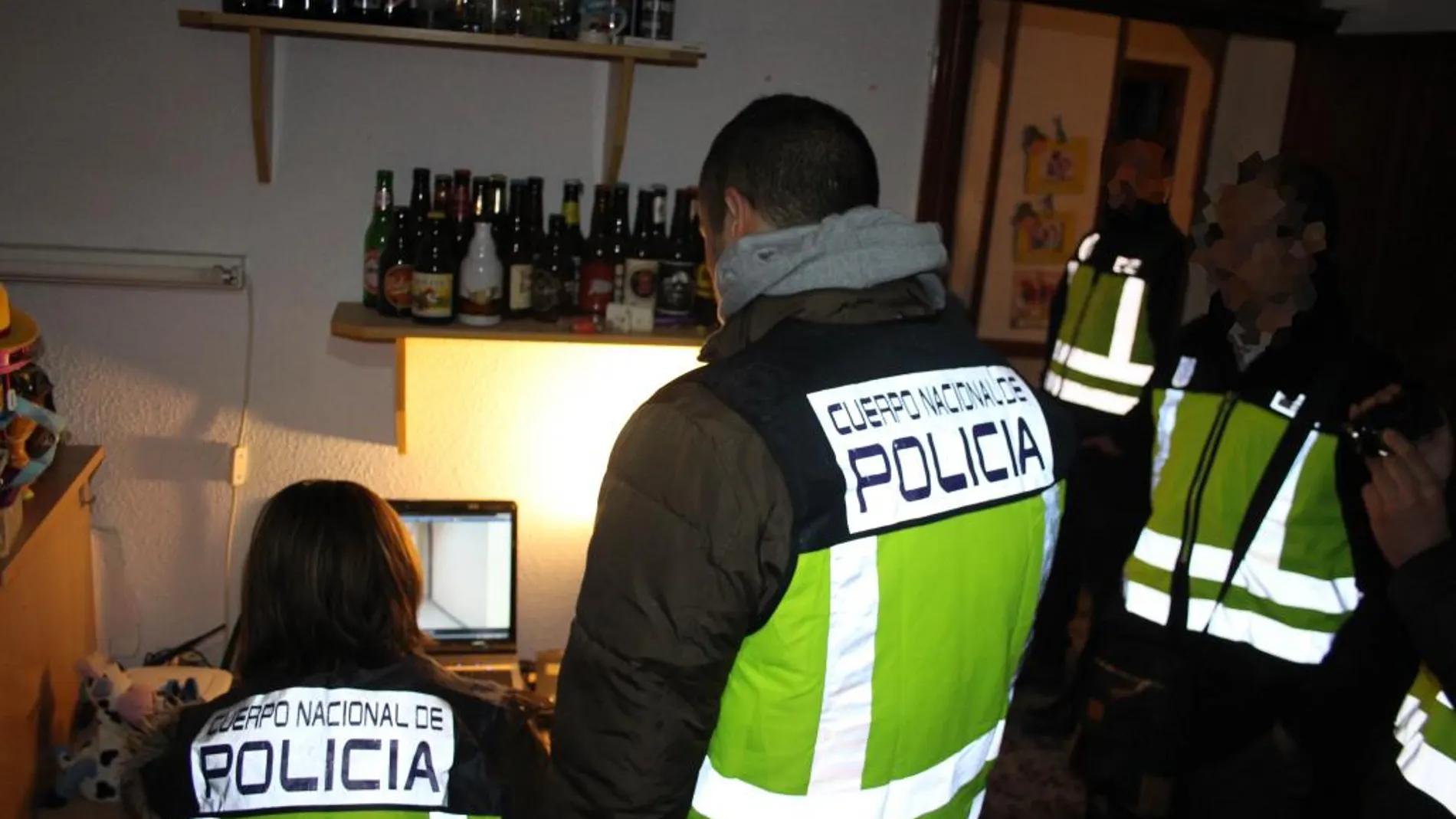 La Policía Nacional en una de las viviendas registradas