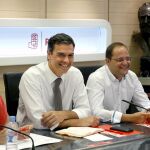 Pedro Sánchez (c), junto a la presidenta, Micaela Navarro, y el secretario de Organización, César Luena, al inicio de la reunión de la Ejecutiva Federal del partido.