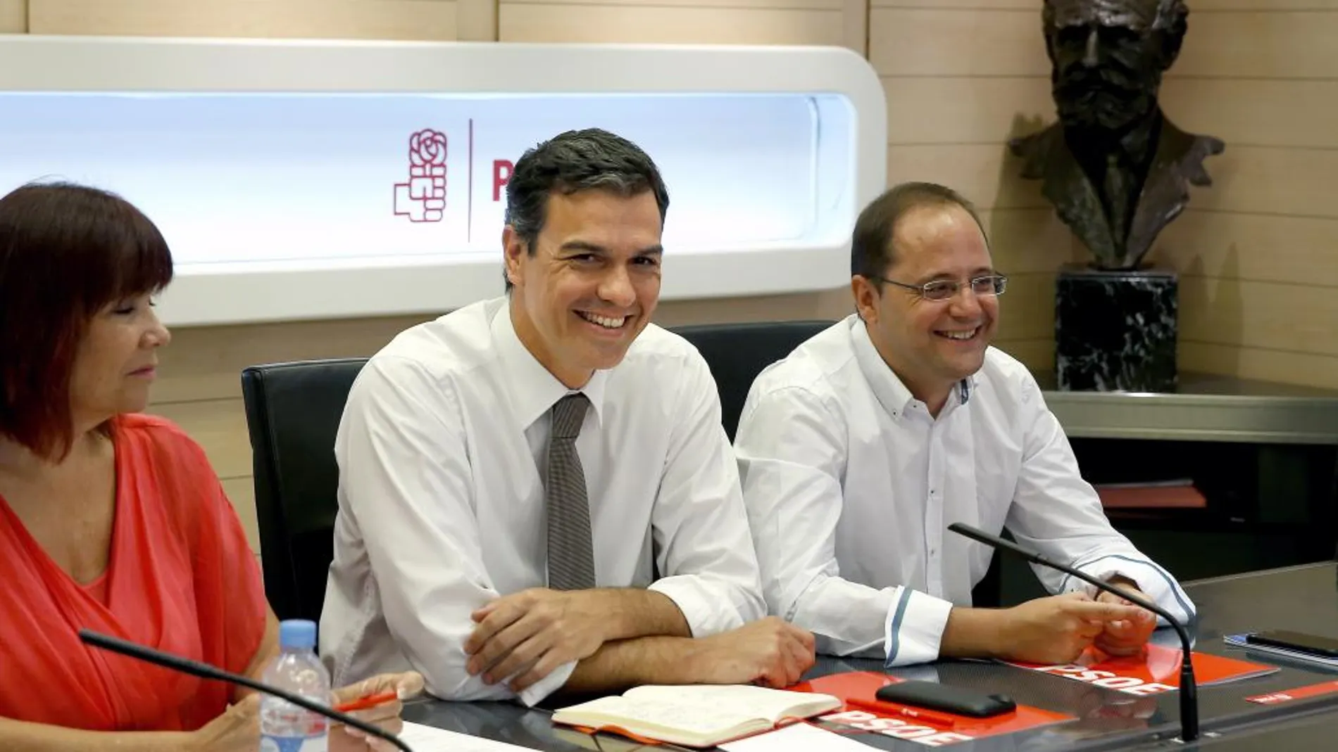 Pedro Sánchez (c), junto a la presidenta, Micaela Navarro, y el secretario de Organización, César Luena, al inicio de la reunión de la Ejecutiva Federal del partido.