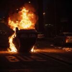 Un coche en llamas tras los disturbio en Bobigny