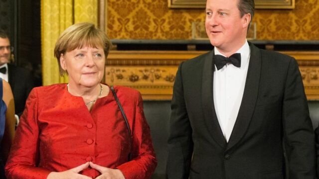 La canciller alemana, Angela Merkel, y el primer ministro británico, David Cameron, asiten a la cena en el ayuntamiento de Hamburgo