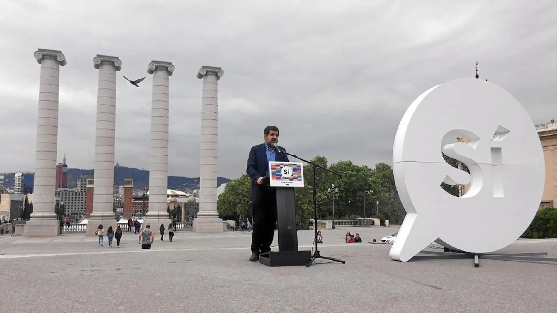 En la imagen, el presidente de la ANC, Jordi Sánchez, junto a un «sí» gigante para reclamar el referéndum