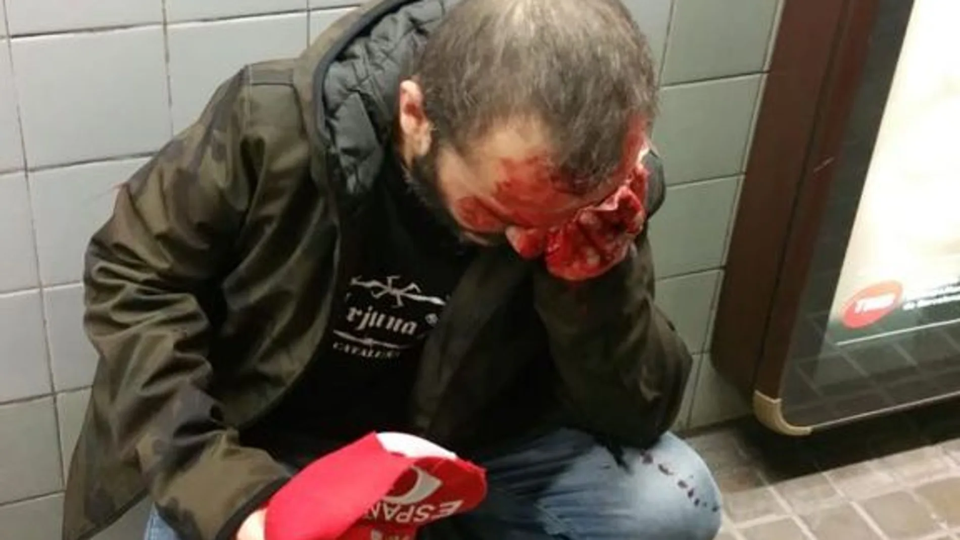 Brutal agresión en el metro de Barcelona a un hombre por llevar una gorra con la bandera de España