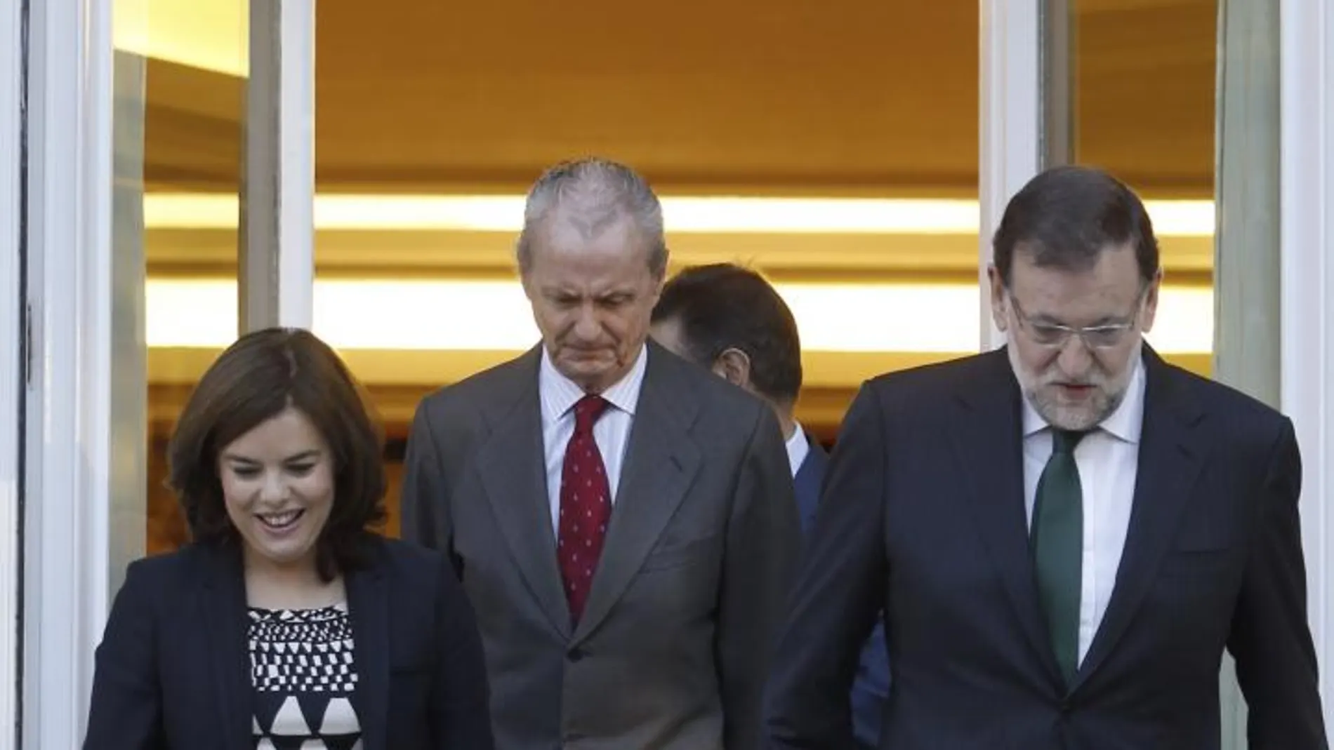 El presidente del Gobierno, Mariano Rajoy (d) y la vicepresidenta, Soraya Sáenz de Santamaría, junto al ministro de Defensa, Pedro de Morenés.