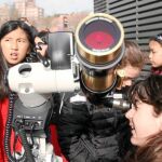 Un grupo de niñas se preparan para ver un eclipse de Sol en el Museo de la Ciencia de Valladolid